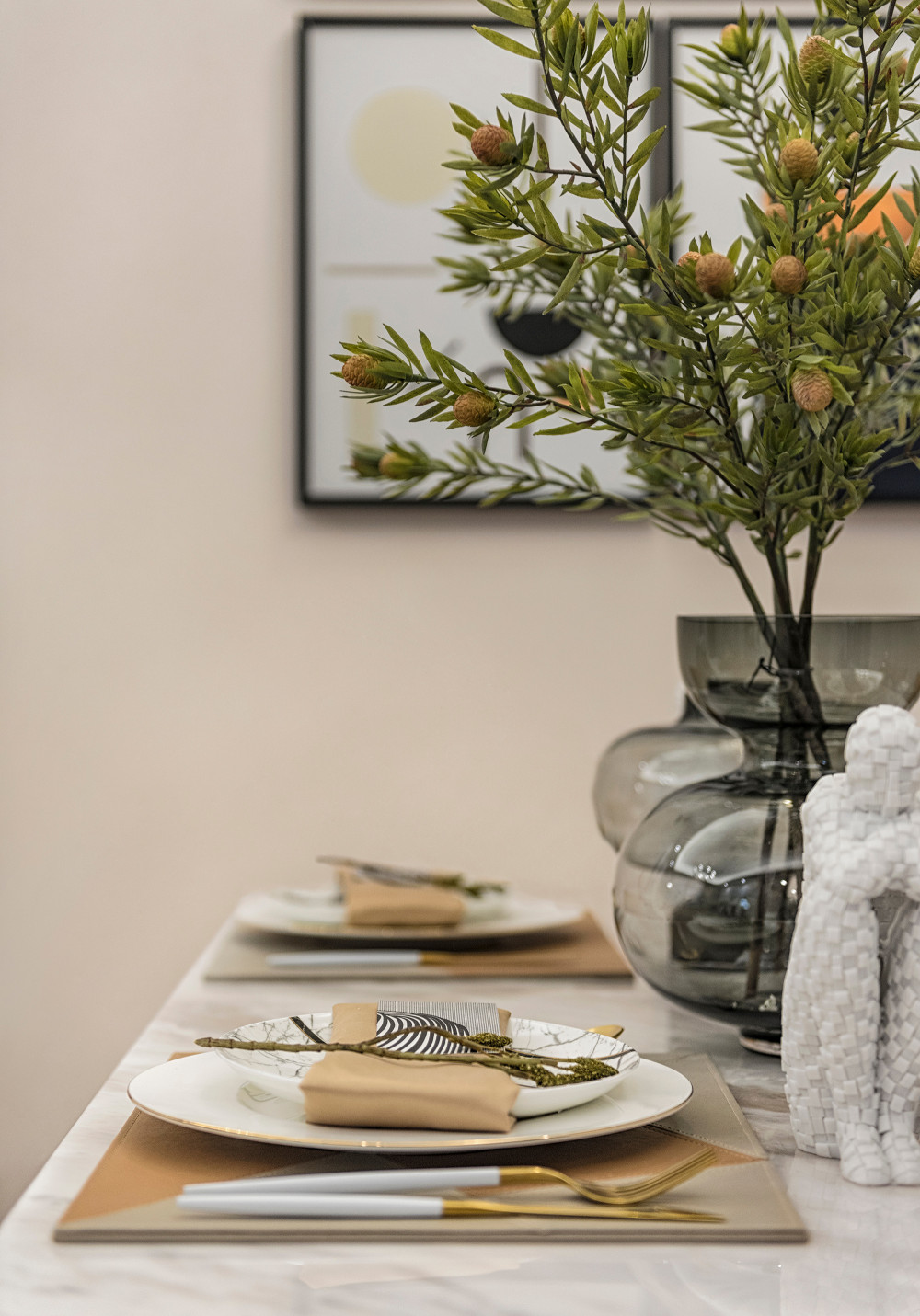 現(xiàn)代簡(jiǎn)約風(fēng)格室內(nèi)家裝案例效果圖-餐桌餐具 現(xiàn)代簡(jiǎn)約風(fēng)格室內(nèi)家裝案例效果圖-餐桌餐具